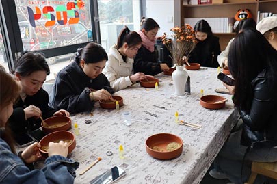 河南賽諾威全體女同事“甜蜜女神節(jié)，藝術(shù)DIY”活動慶祝3月8日女神節(jié)快樂！